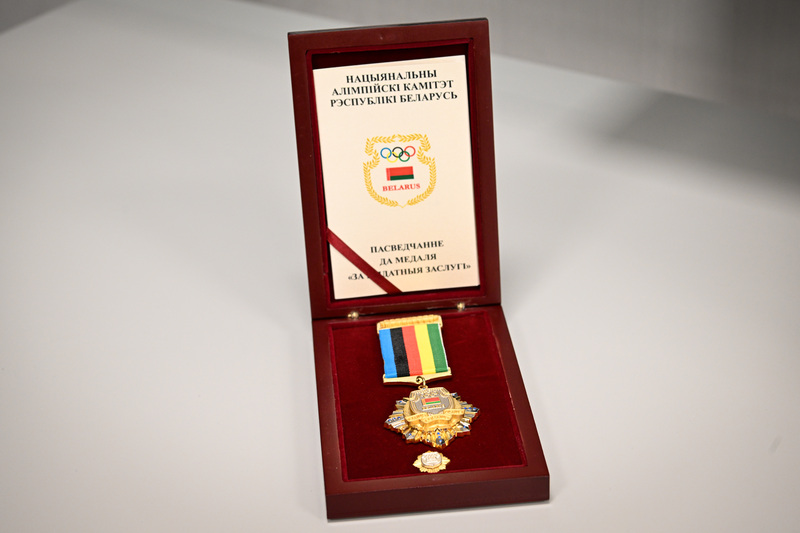 Виктор Лукашенко вручил медаль Национального олимпийского комитета